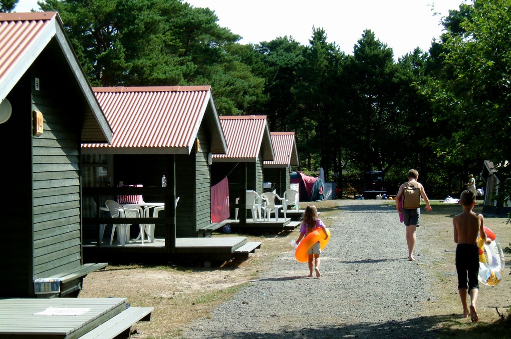 Der især er rift om hytterne i forårets forlængede weekender. Mange nybegyndere ønsker at afprøve campinglivet, dels inden de investerer i eget udstyr, dels inden de baserer en længere sommerferie på camping.
(Foto: FDM)